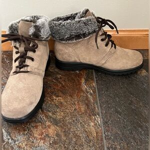 Women’s Cobbie Cuddlers tan with fur trim and lined ankle lace up boots. Size 7